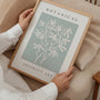 abstraktes botanisches poster im schlafzimmer ruhige minimalistische dekoration